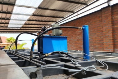 Hydraulic system for applying uniform pressure during wood drying process