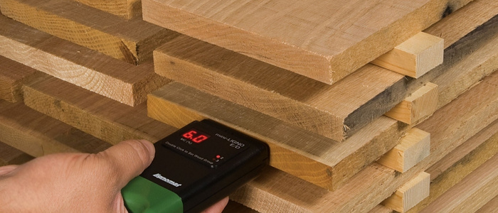 Measure the moisture content of lumber